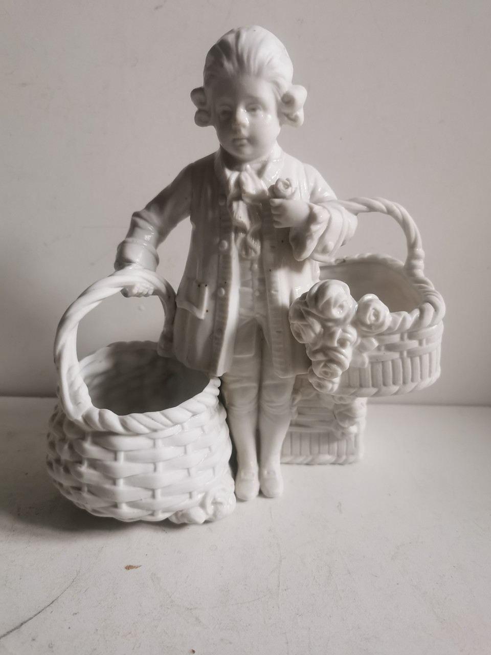 Фарфоровая статуэтка Мальчик с корзинами - фото 1 - id-p1881418358