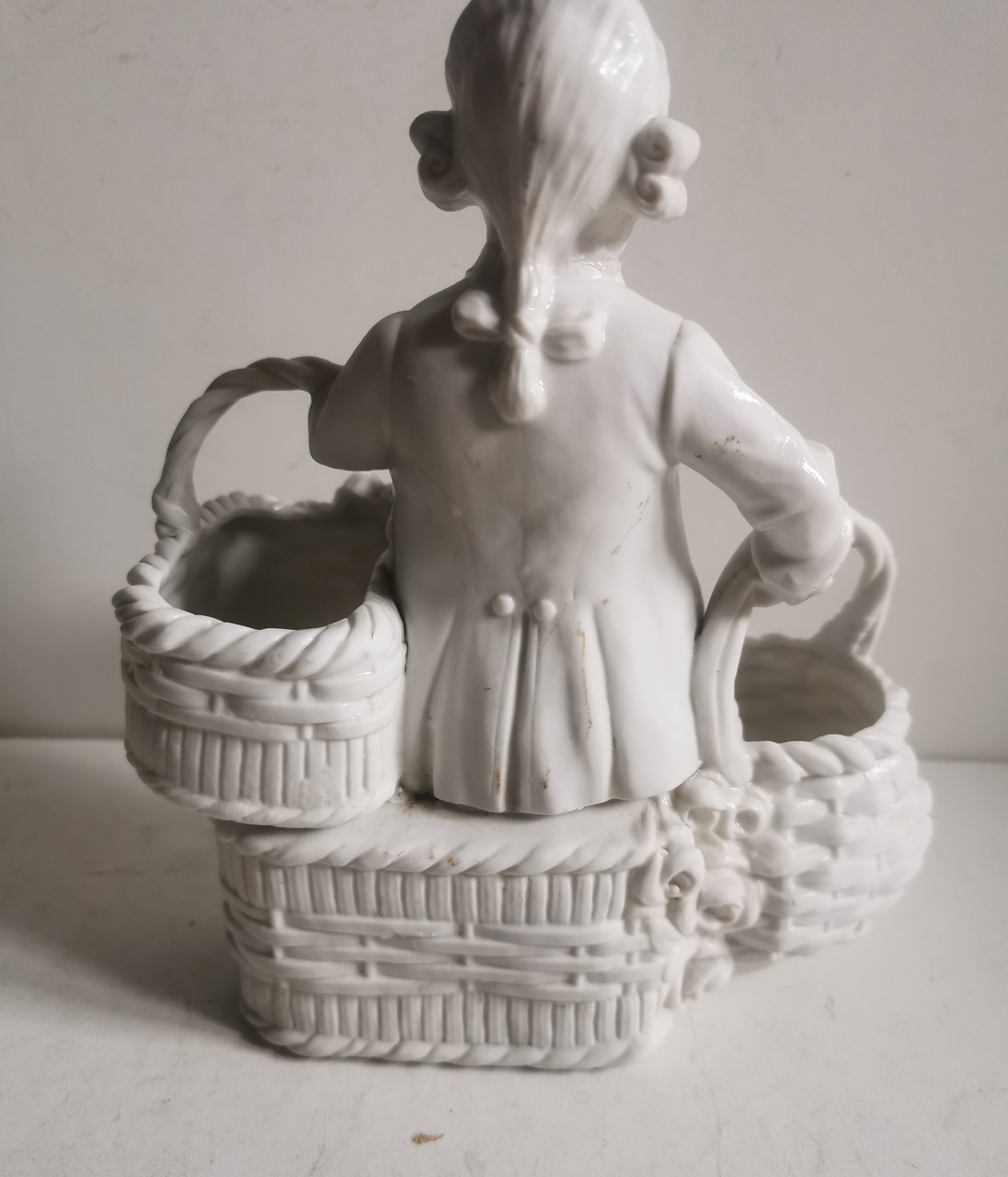 Фарфоровая статуэтка Мальчик с корзинами - фото 3 - id-p1881418358