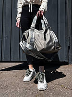 Женская дорожная сумка прада серая Prada вместительная красивая сумка через плечо