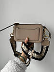 Жіноча подарункова сумка клатч Marc Jacobs Beige Logo (бежева) Gi8140 модна гарна для стильної дівчини топ, фото 6
