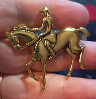 Брошь брошка золотистый металл лошадь конь всадник конный спорт