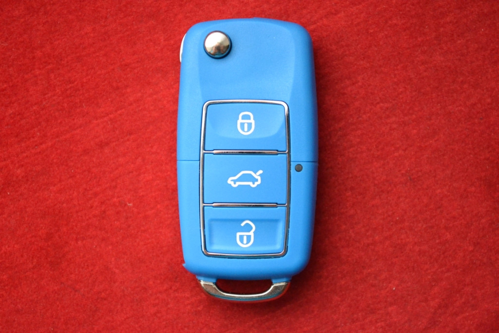 Ключ Skoda викидний корпус блакитний 3 кнопки Вологонепроникний