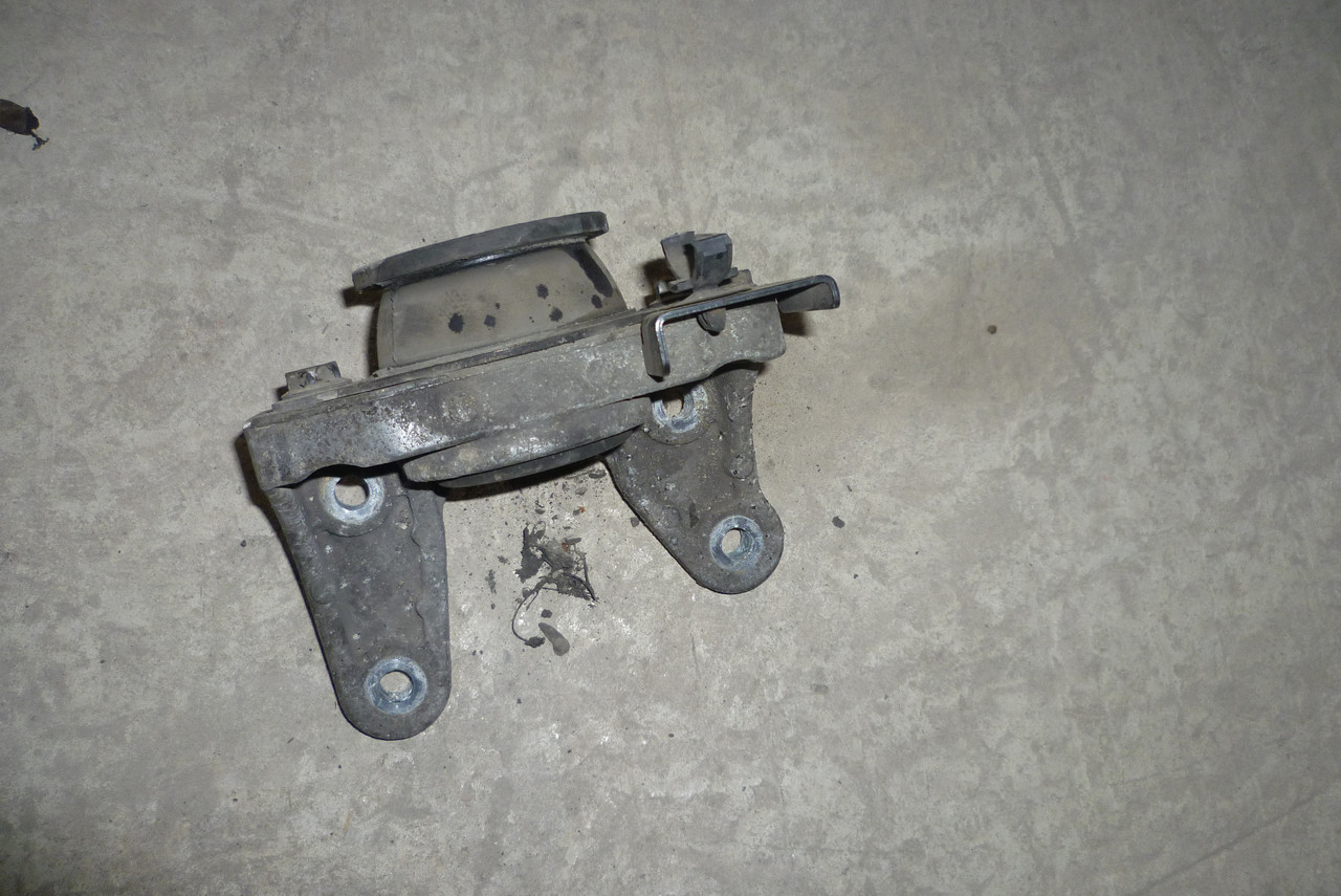 Подушка КПП OPEL Vivaro 00-14 (ОПЕЛЬ ВІВАРО) 8200065989 4408759