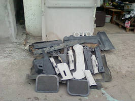 Компоненти кузова: бампера, крила, двері, комплектуючі двері, підкрилки, скло, сидіння, молдинги