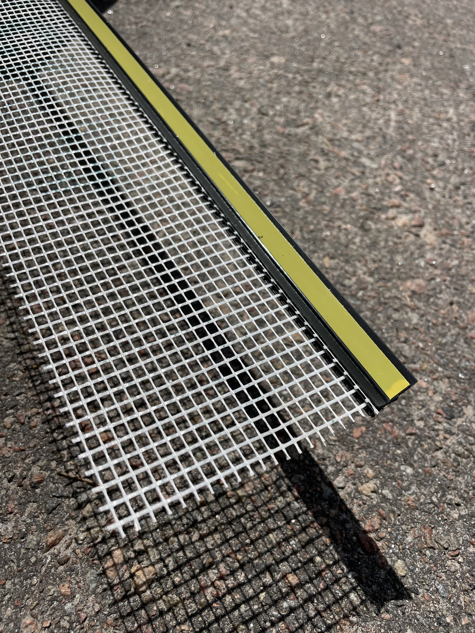 Профіль віконний примикання ЧОРНИЙ з манжетою і сіткою (паяний) Valmiera