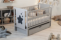 Кроватка для новорожденных с механизмом укачивания, откидным бортиком и ящиком "Звездочка" BabyRoom Серый