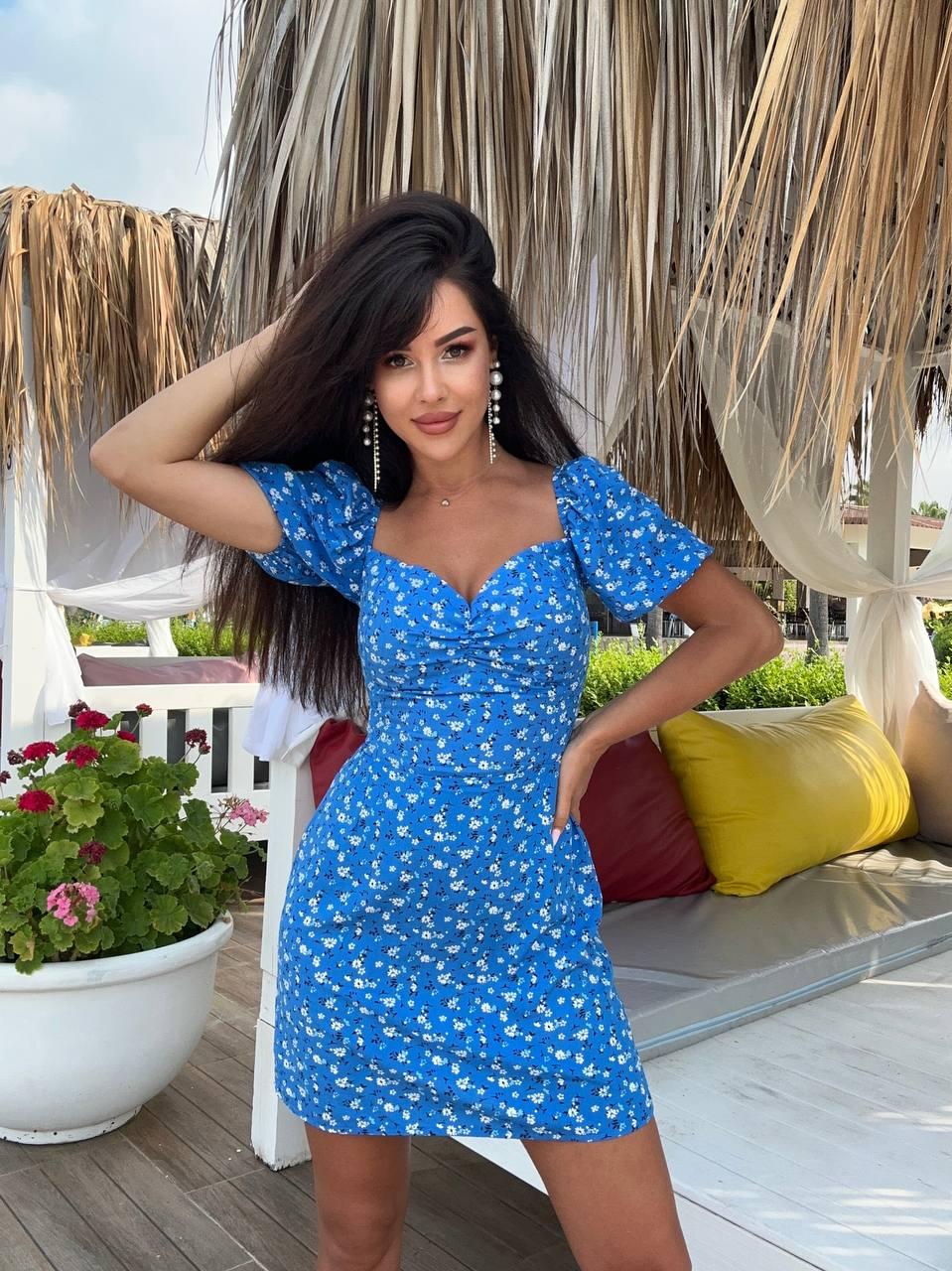 Сукня міні з декольте та коротким рукавом