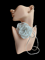 Чокер на шию квітка з трояндою на шнурку білого кольору, прикраса на шию шифонова троянда Ksenija Vitali
