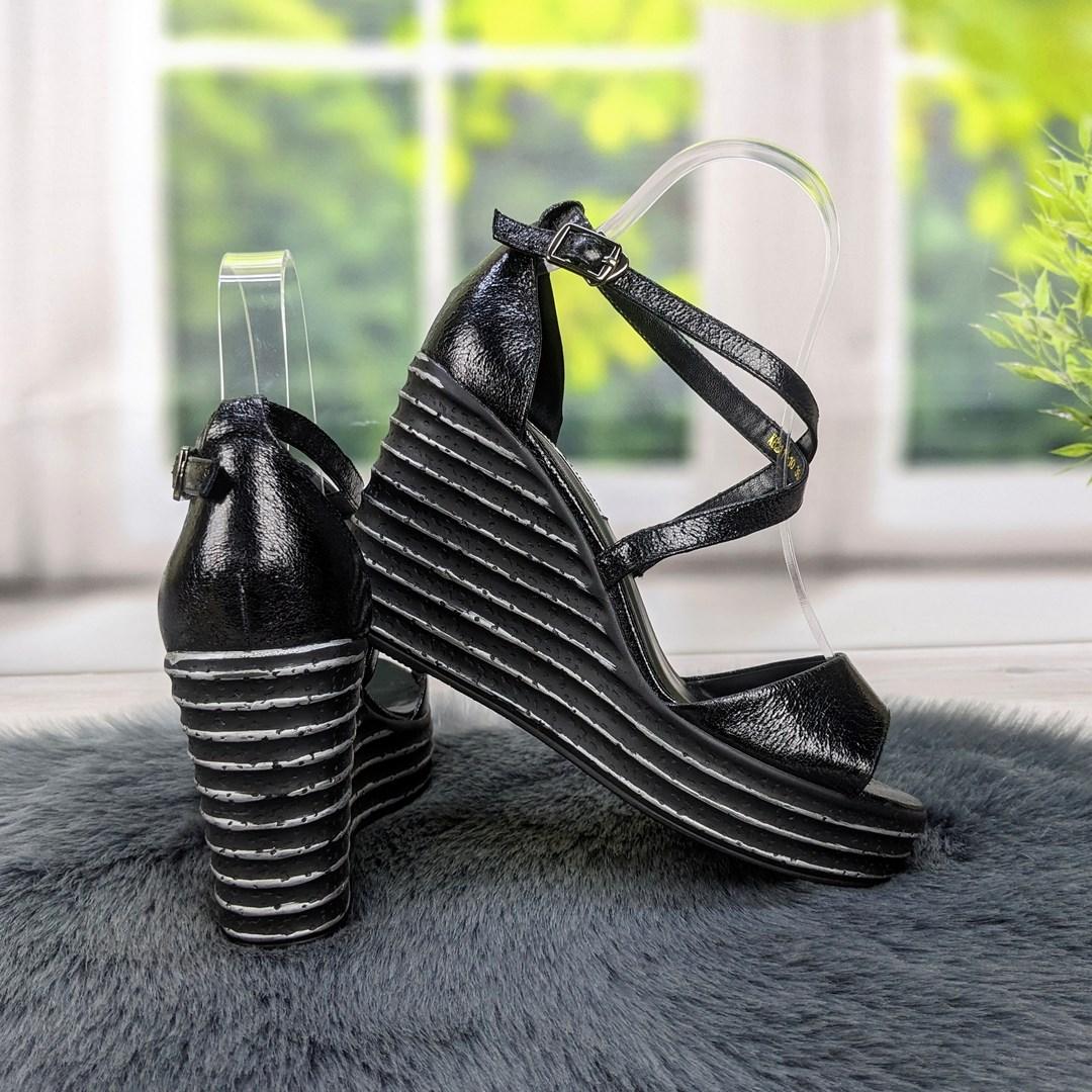 Босоніжки жіночі на платформі чорні лаковані 4163-2, фото 1