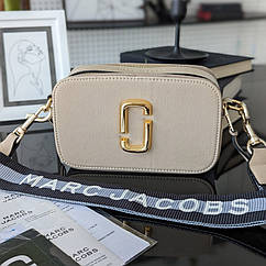Міні сумка через плече бежева жіноча маленька літня стьобана брендова сумочка крос боді на довгому ремені