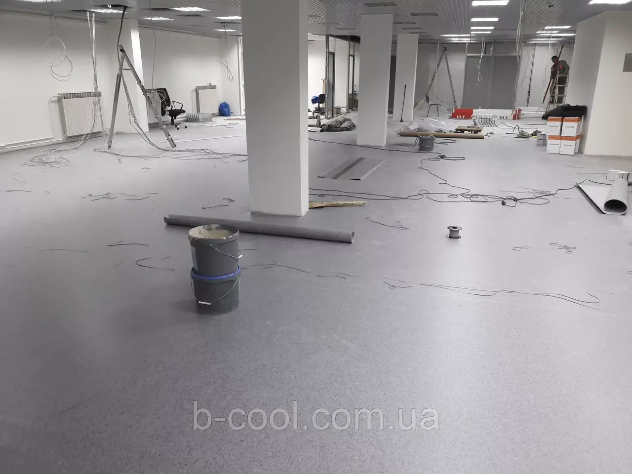 Монтаж комерційного та спортивного лінолеуму