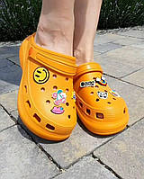 Сабо кроксы женские оранжевые стильные, Легкие летние кроксы с стикерами, Качественные Crocs на лето