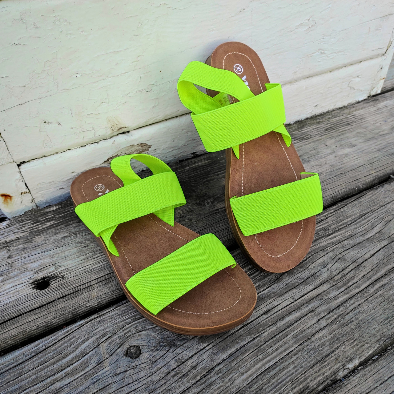 Босоніжки салатові сандалії жіночі на платформі відкриті