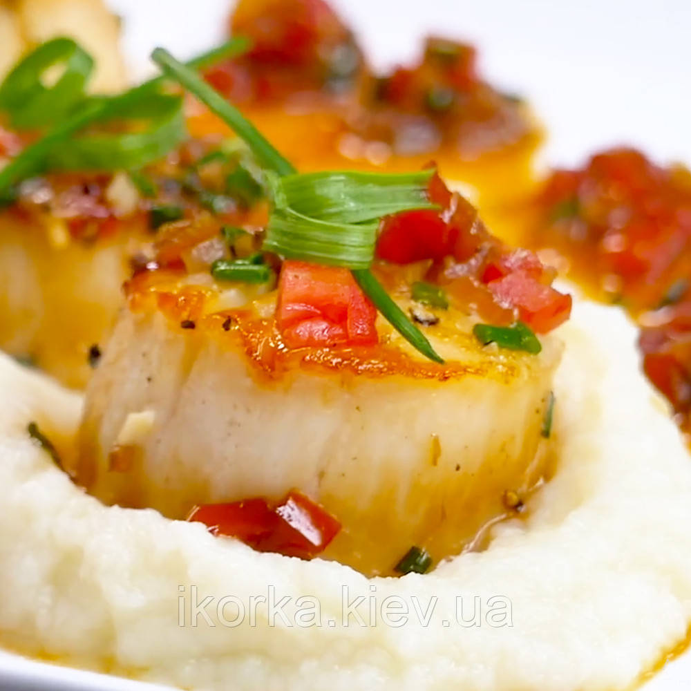 Pan-Seared Sea Scallops with Cauliflower Purée ( Морські гребінці з пюре кольорової капусти)