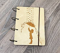 Блокнот деревянный светлый Под дождем под зонтом обложка из фанеры на кольцах, 60 листов, А6 формат Подарок