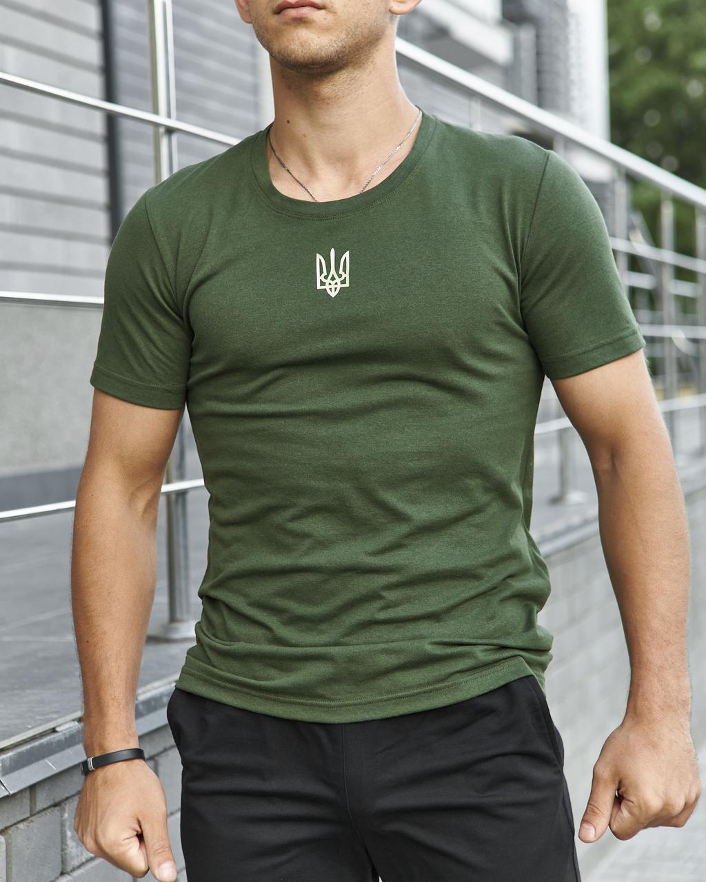 Чоловіча патріотична бавовняна футболка хакі з гербом України тризуб на грудях, фото 1