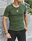 Чоловіча патріотична бавовняна футболка хакі з гербом України тризуб на грудях, фото 4