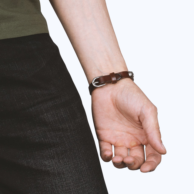 Фото браслет на руку шкіряний з черепами коричневий