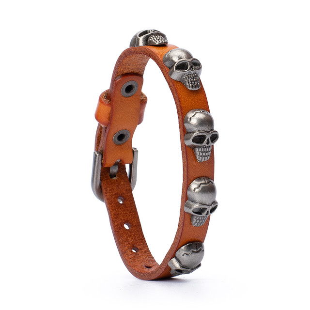 Фото браслет на руку шкіряний з черепами помаранчевий Фото браслет на руку шкіряний з черепами помаранчевий