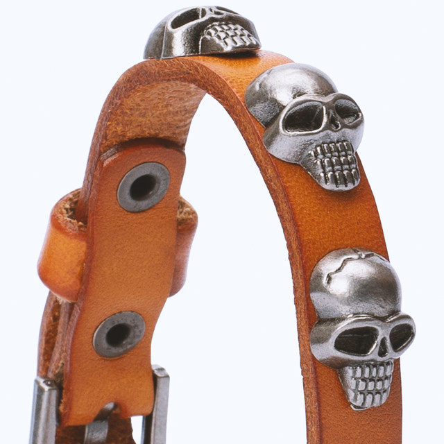 Фото браслет на руку шкіряний з черепами помаранчевий Фото браслет на руку шкіряний з черепами помаранчевий