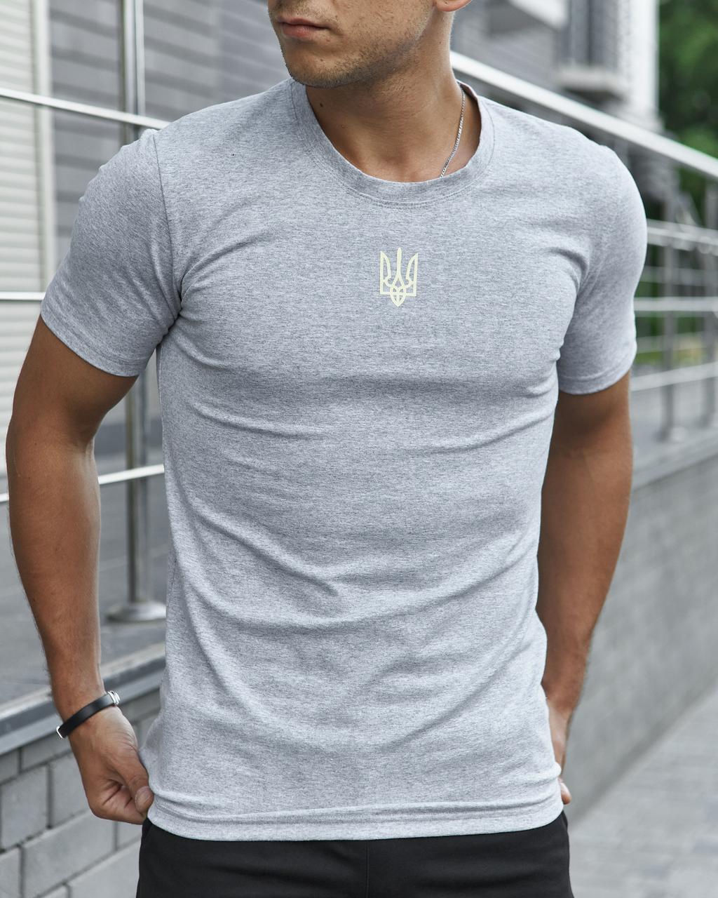 Чоловіча патріотична футболка бавовняна сіра з гербом України тризуб на грудях, фото 1