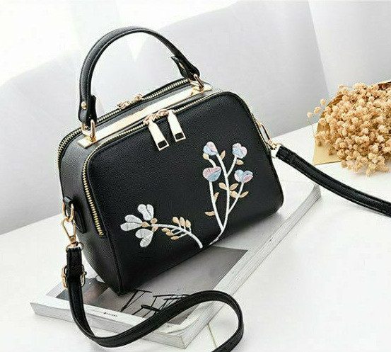 Жіноча міні сумочка клатч вишивка квіточки, маленька сумка на плече з квітами вишивкою Чорний