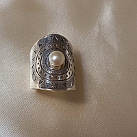 Серебряное женское кольцо с жемчужиной - широкое женское кольцо из серебра 925 пробы с жемчугом