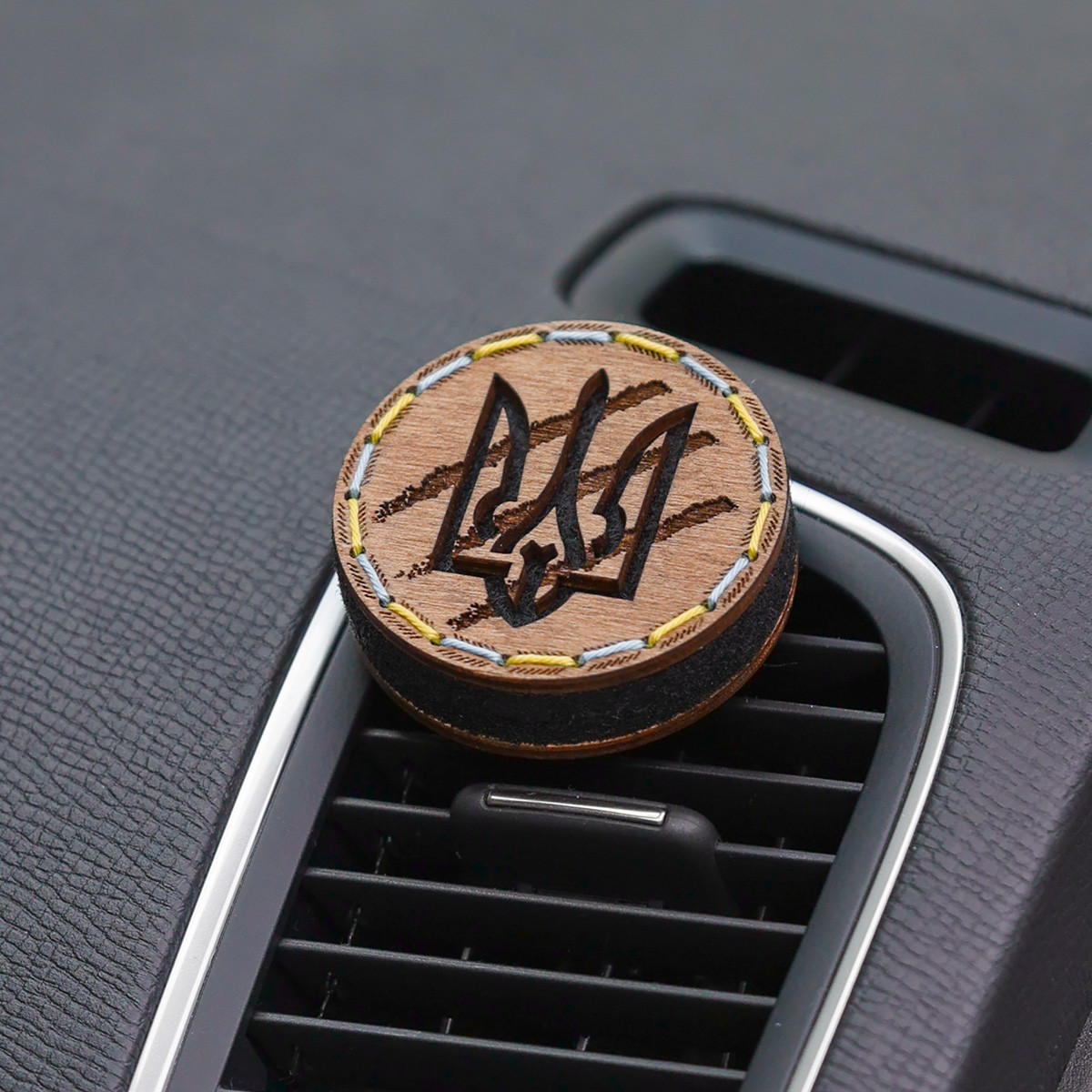 Ароматизатор на дефлектор в машину с Тризубом ручної роботи в дерев ...