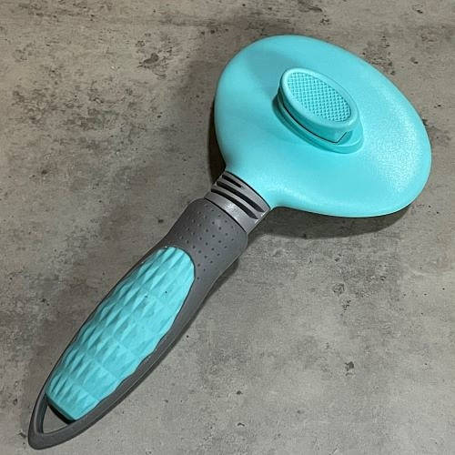 Пуходерка для вичісування шерсті собак і кішок самоочисна кругла сіра з ...