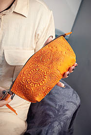 Шкіряна косметичка в кольорі помаранчева  з тисненням Квіти