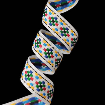 Стрічка оздоблювальна з українським орнаментом 15 мм колір біла з різнокольоровим орнаментом