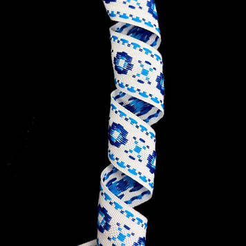 Стрічка оздоблювальна з українським орнаментом 27 мм колір біла з блакитно-синім орнаментом