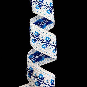 Стрічка оздоблювальна з українським орнаментом 25мм колір біла з блакитно-синіми квітками