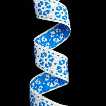 Стрічка оздоблювальна з українським орнаментом 18 мм колір біла з блакитним орнаментом