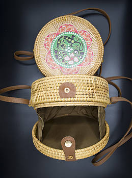 Сумочка жіноча плетена з ротанга кругла на кнопці з довгим ремінцем Luna