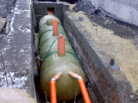 Переваги ємностей з високоміцного армованого склопластику - це низький питома вага, високі міцнісні характеристики (порівнянні зі сталлю), не схильні до корозії, не схильні до впливу кислот та інших агресивних середовищ.