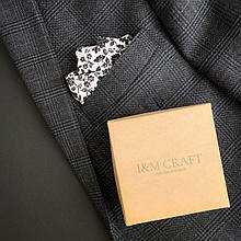 Нагрудний платок I&M Craft білий з чорними квіточками (011169P)
