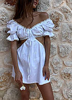 Женское платье из прошвы с вырезом на талии белого цвета