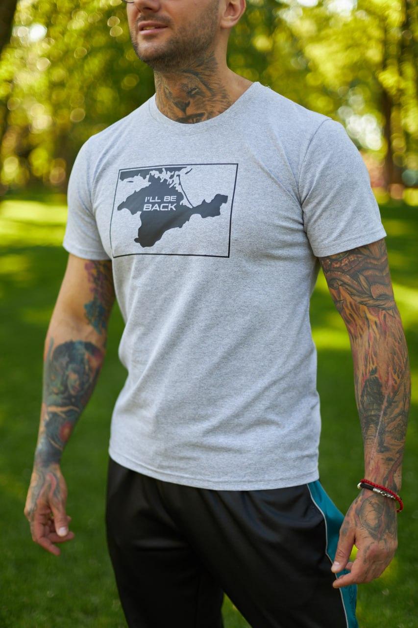 Чоловіча патріотична футболка сіра з принтом I`ll be back на грудях базова однотонна, фото 1