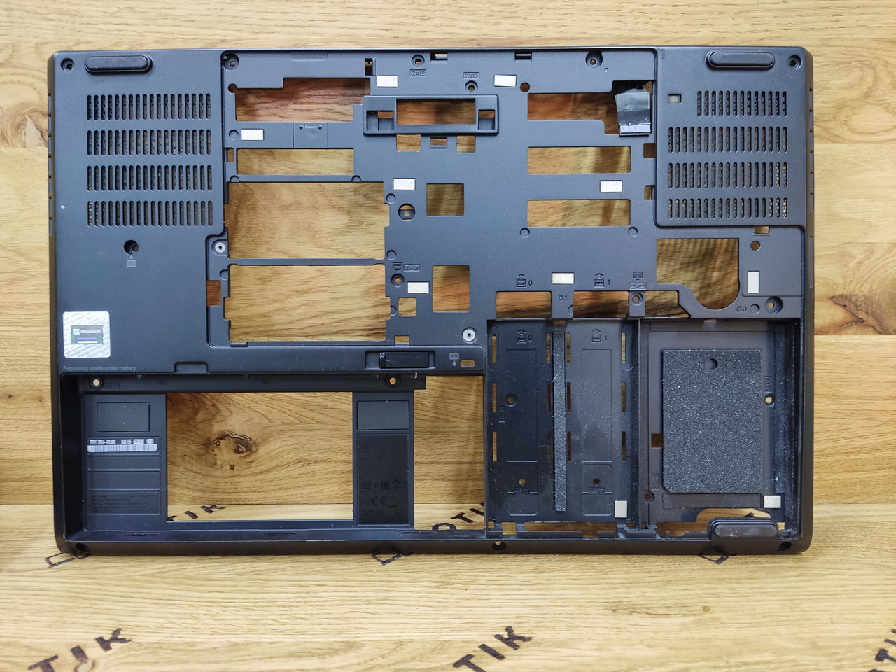 Нижня частина корпусу ноутбука Lenovo ThinkPad P51/P50 (AM0Z6000500) Вживана
