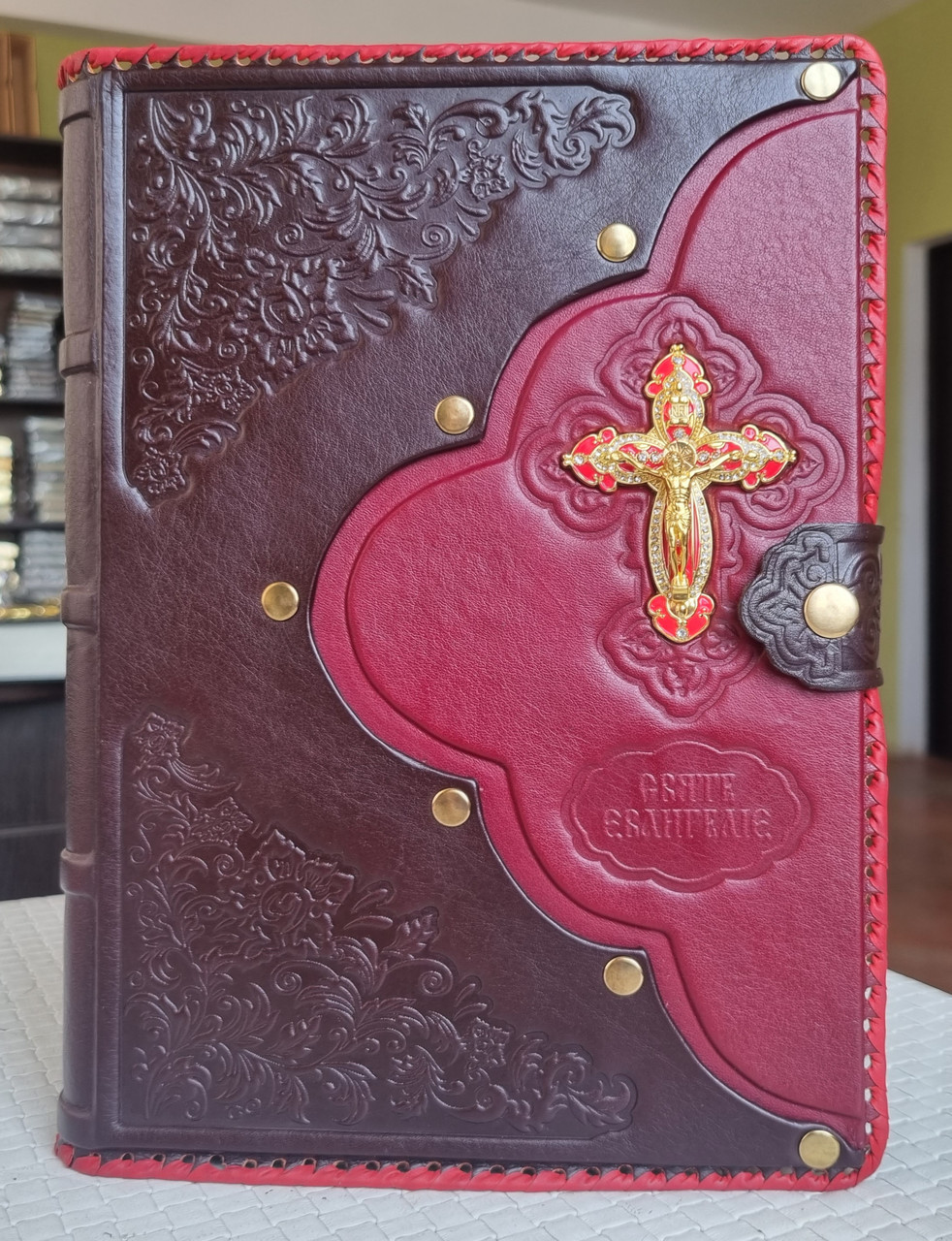 Книга Святе Євангеліє богослужбове ,оклад шкіра, ураїнська мова, техніка ручне плетіння, розмір книги 19×26