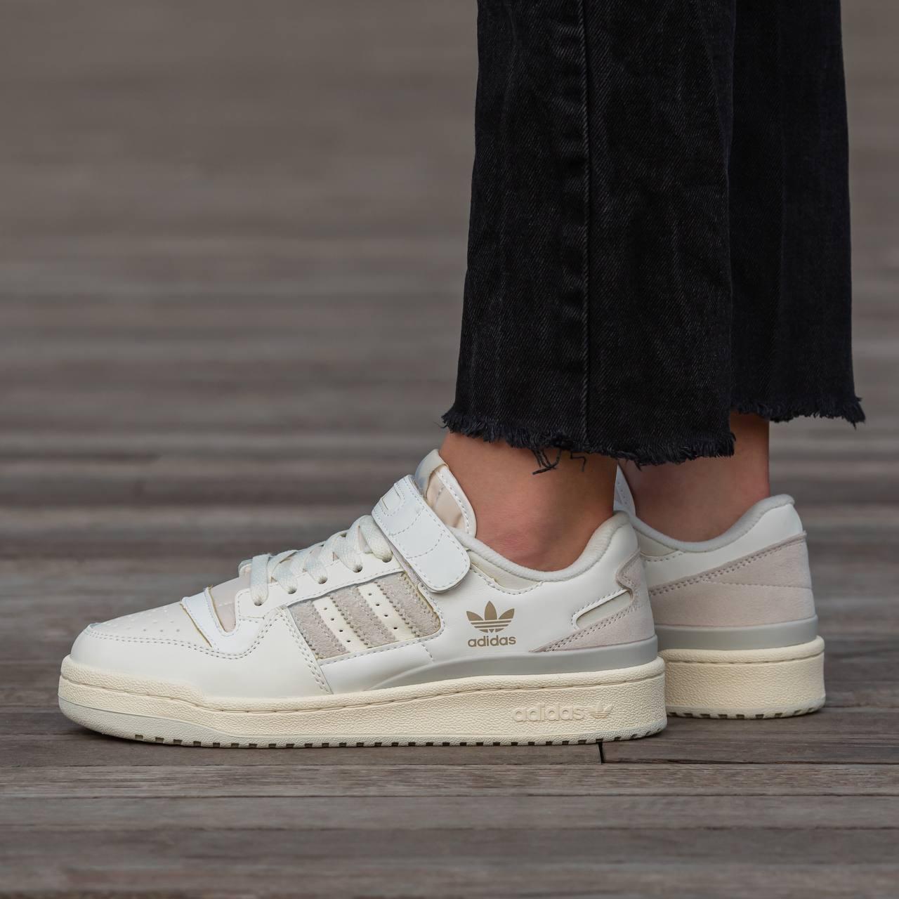 Класні жіночі кроссівки Adidas Forum 84 Low. Круті кросси для дівчат Адідас Форум з липучкою.