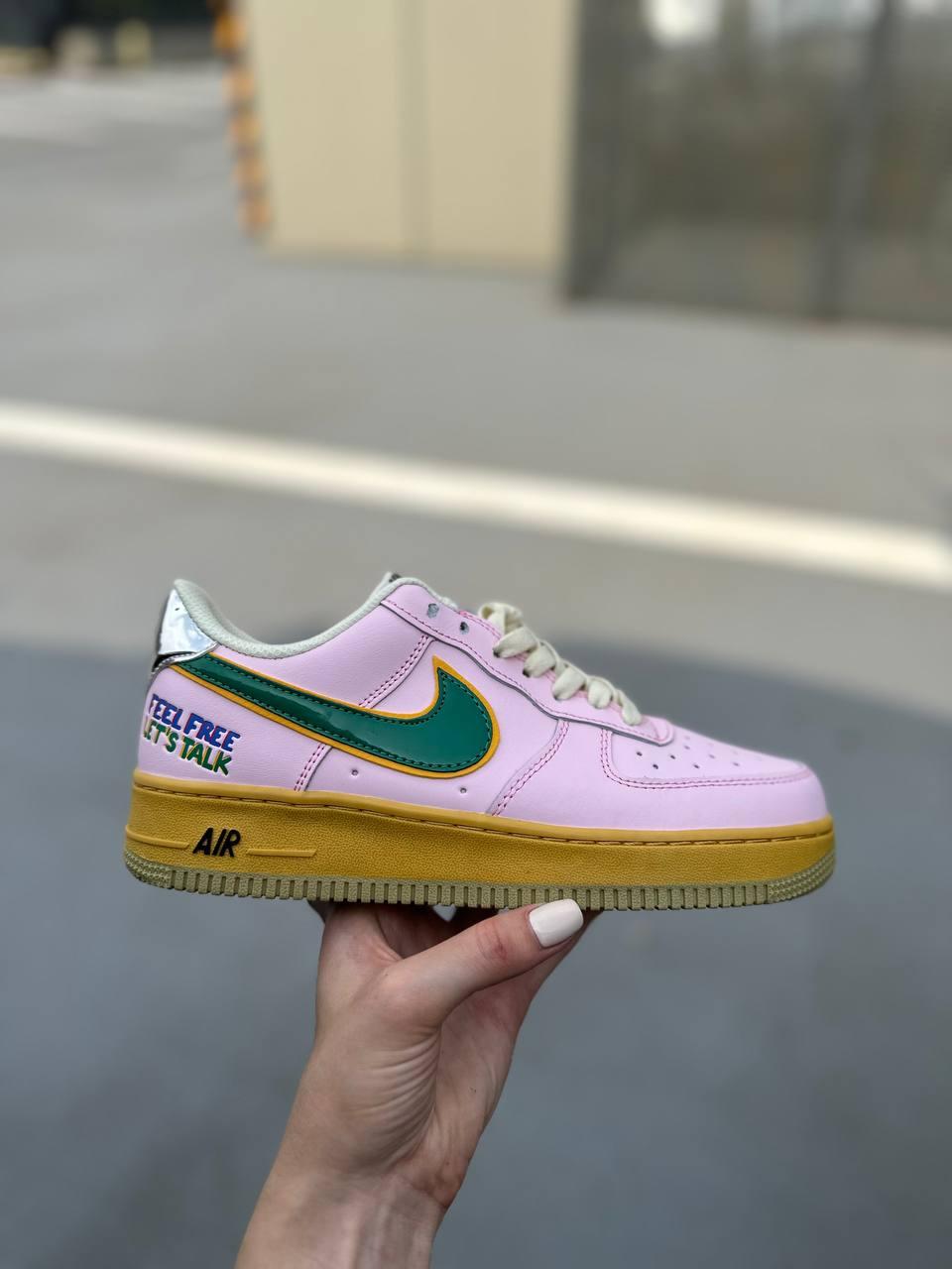 Жіночі кросівки Nike Air Force 1 07 Limited edition (рожеві з жовтим і блакитним) яскраві модні молодіжні 066 топ