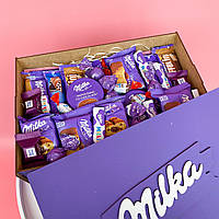 Подарунковий бокс "Набір Milka" для дівчини в дерев'яній коробці з солодощами мілка