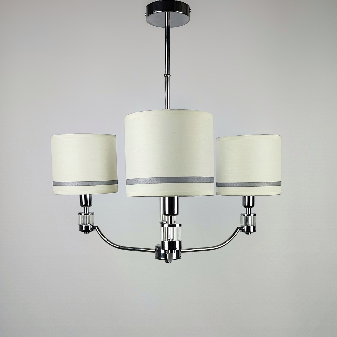 Люстра класична 3 білих текстильних абажура Е14 хром 56х58 см