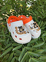 Сабо кроксы женские белые с оранжевым стильные, Легкие летние кроксы с джибитсами, Качественные Crocs на лето