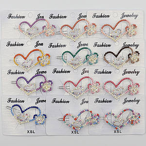 Шпилька для волосся сріблястого кольору серця різних кольорів із намистинами та стразами набір 12 шт. розмір 6х3 см