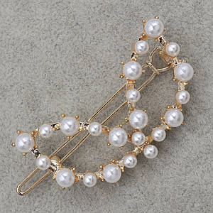 Шпилька для волосся заскочка золотистого кольору метелик із білими перлинами розмір виробу 6х2,5 см