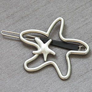 Шпилька для волосся засувка сріблястого кольору у формі зірочки мінімалізм розмір виробу 4х4,5 см