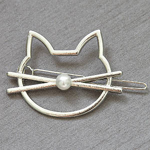 Шпилька для волосся засувка сріблястого кольору у формі кішечки з намистинкою мінімалізм розмір виробу 5х3,5 см